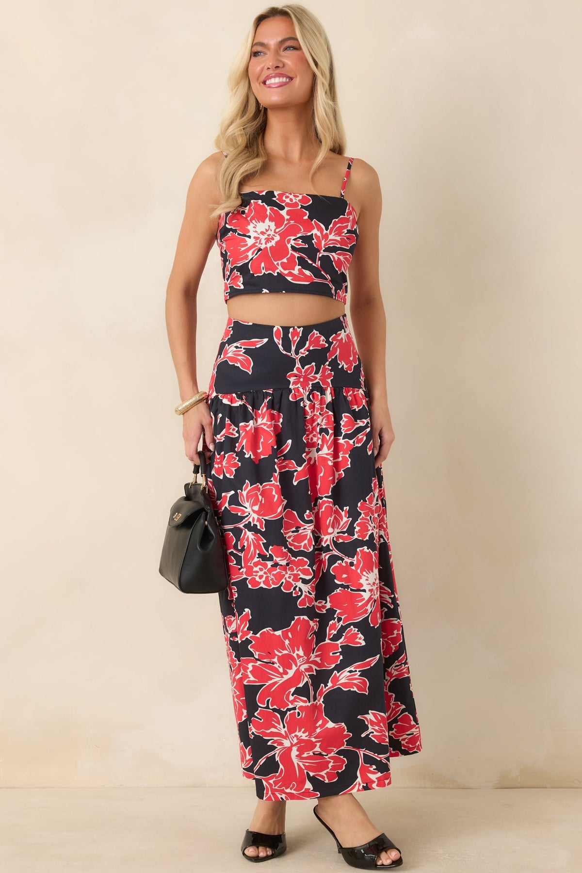 Camisa corta de tirantes con estilo floral