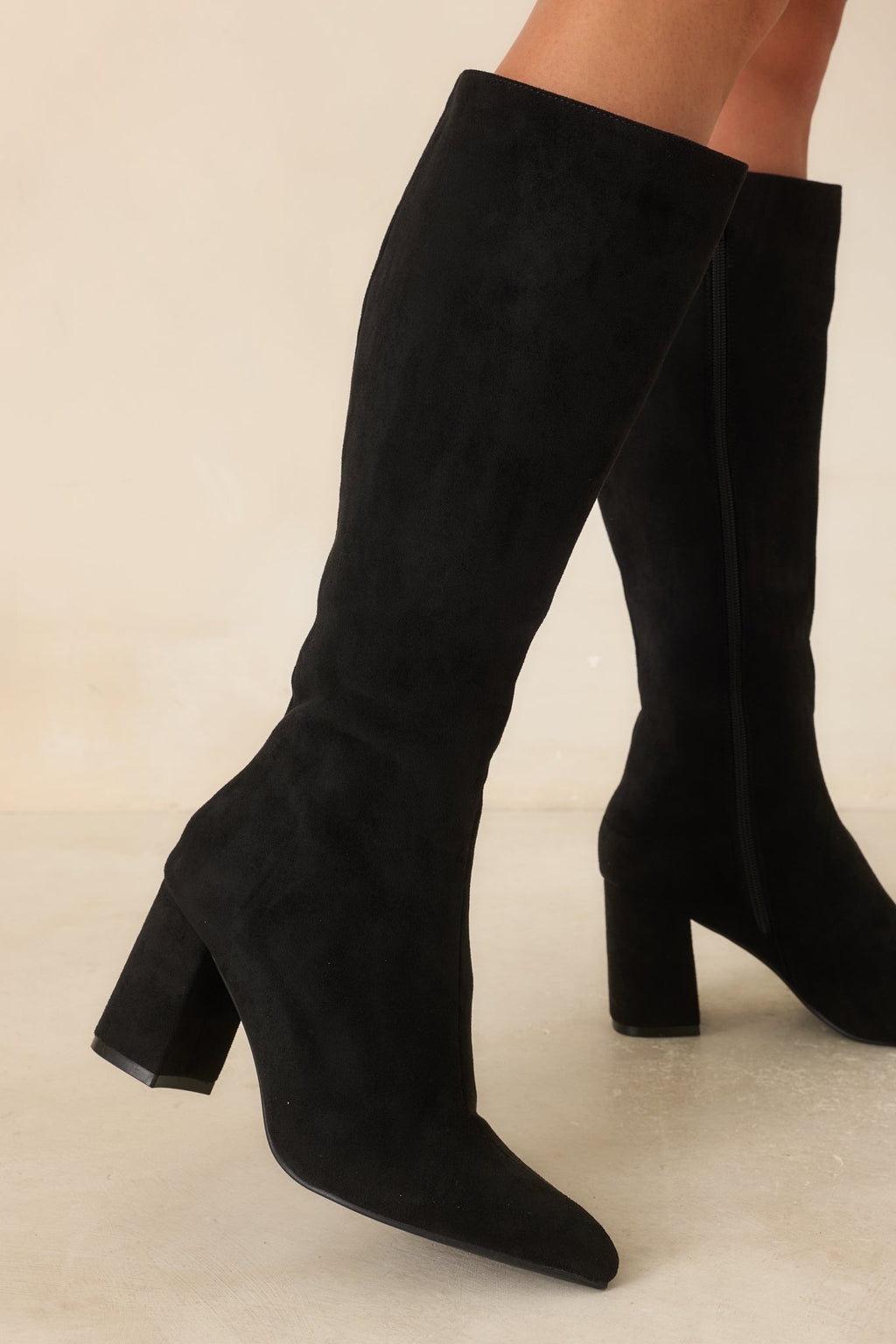 Botas negras elegantes de ante sintético hasta la rodilla