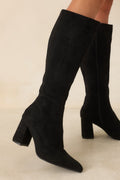 Botas negras elegantes de ante sintético hasta la rodilla