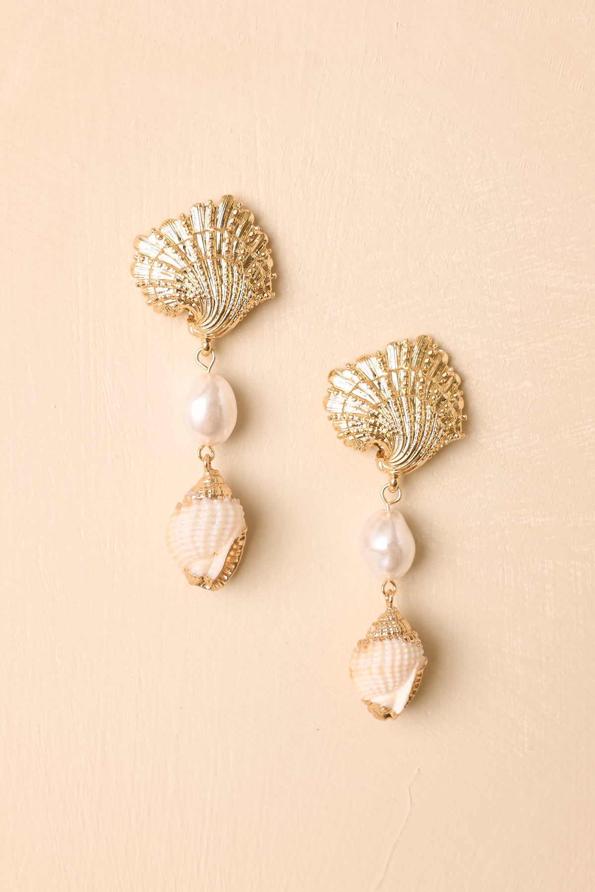 By Invitation Only Pendientes colgantes de concha y perla en tono dorado