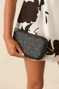 Bolso de mano elegante de rafia negra