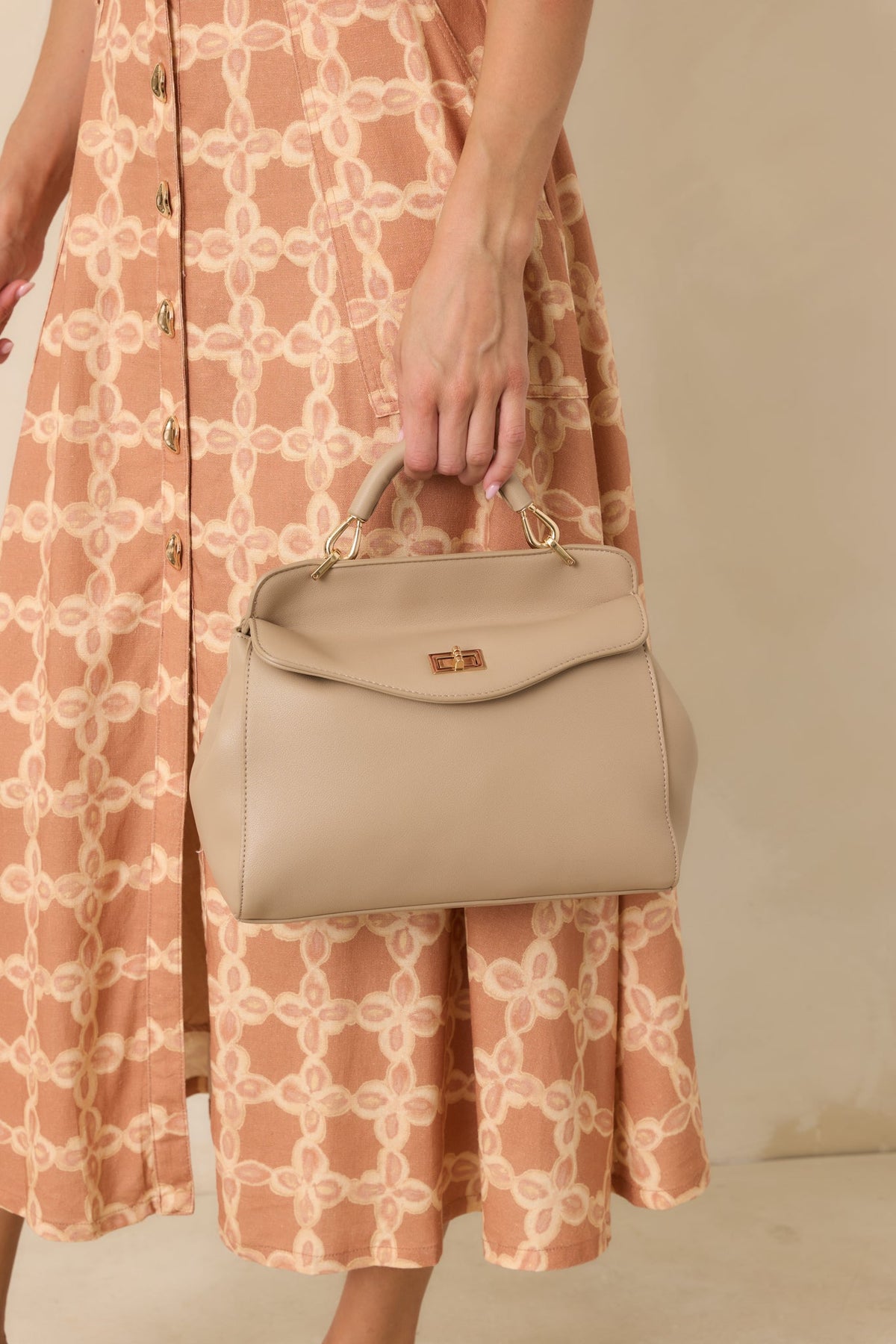 Bolso elegante de cuero con cierre giratorio