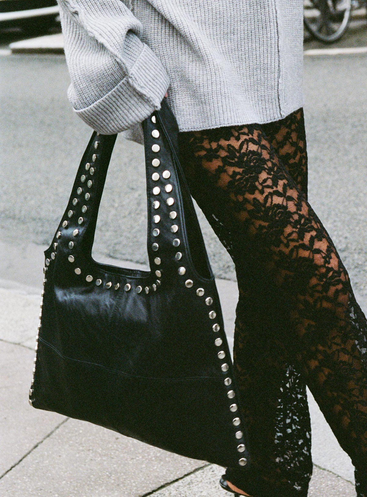 Bolso de mano con tachuelas