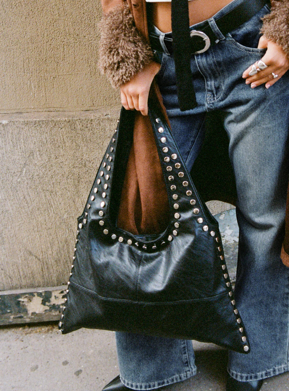 Bolso de mano con tachuelas