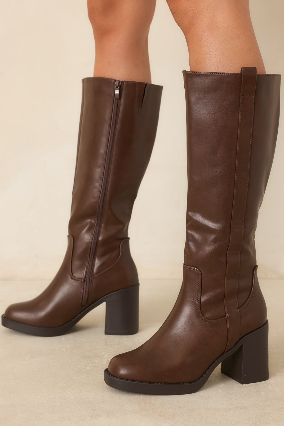 Botas altas Tall Order de cuero sintético marrón hasta la rodilla para un look elegante
