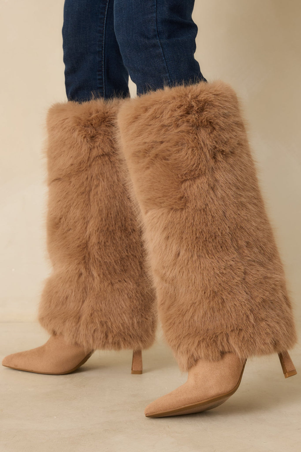 Botas color tostado de pelo sintético y ante, con punta afilada y tacón de aguja fino