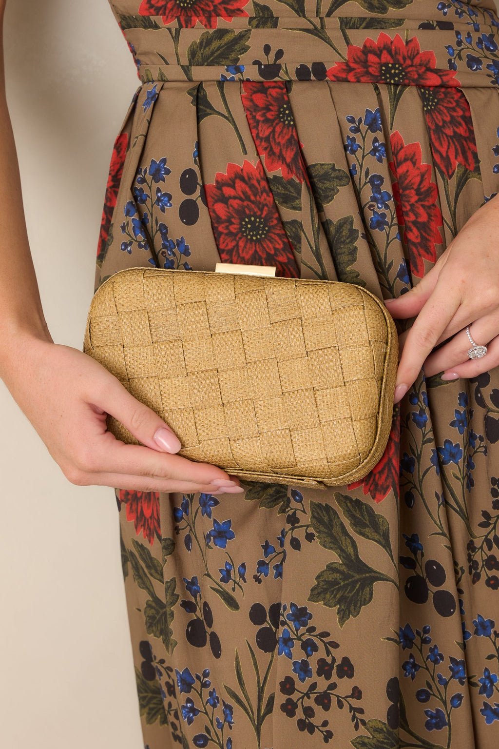 Bolso de mano de rafia tejida