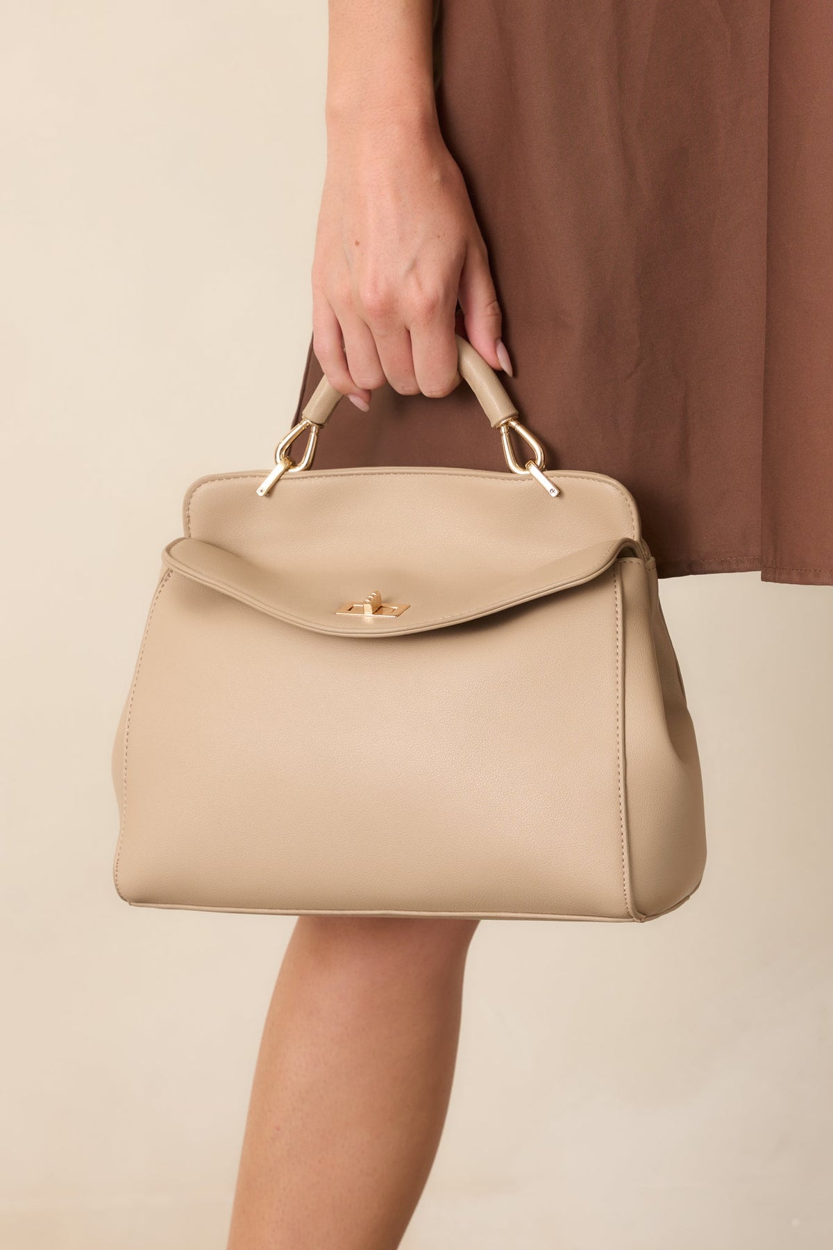 Bolso elegante de cuero con cierre giratorio