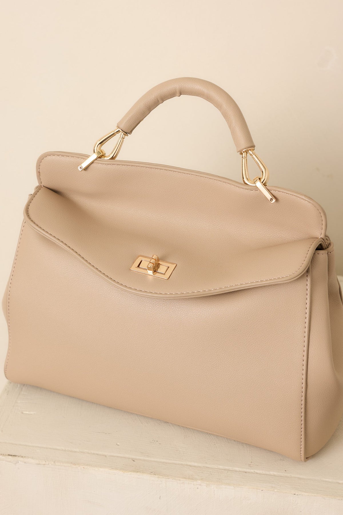 Bolso elegante de cuero con cierre giratorio