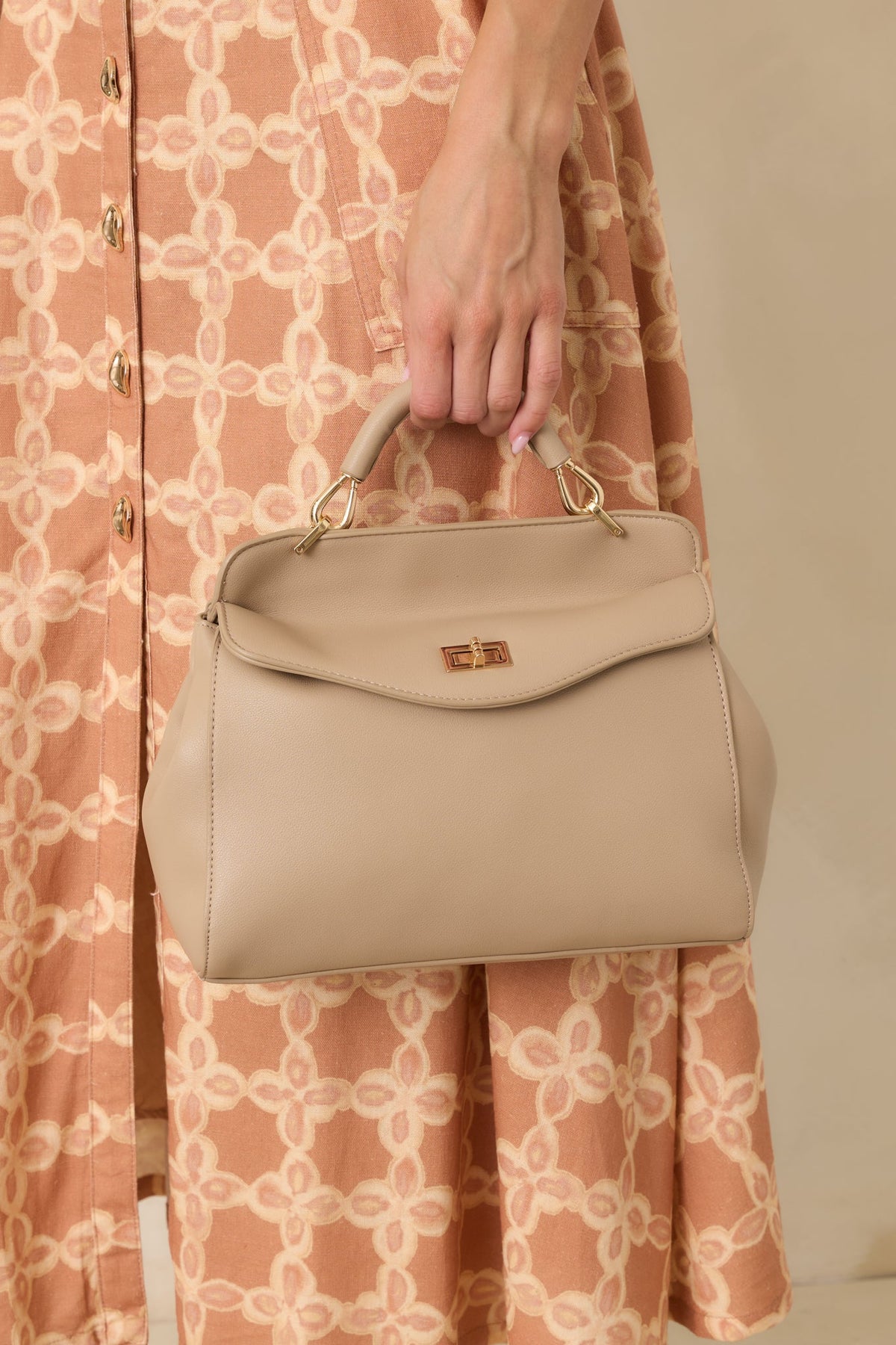 Bolso elegante de cuero con cierre giratorio