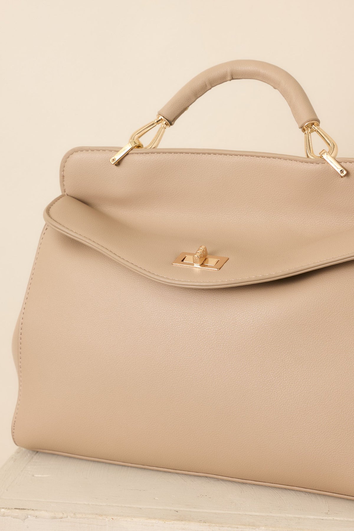 Bolso elegante de cuero con cierre giratorio
