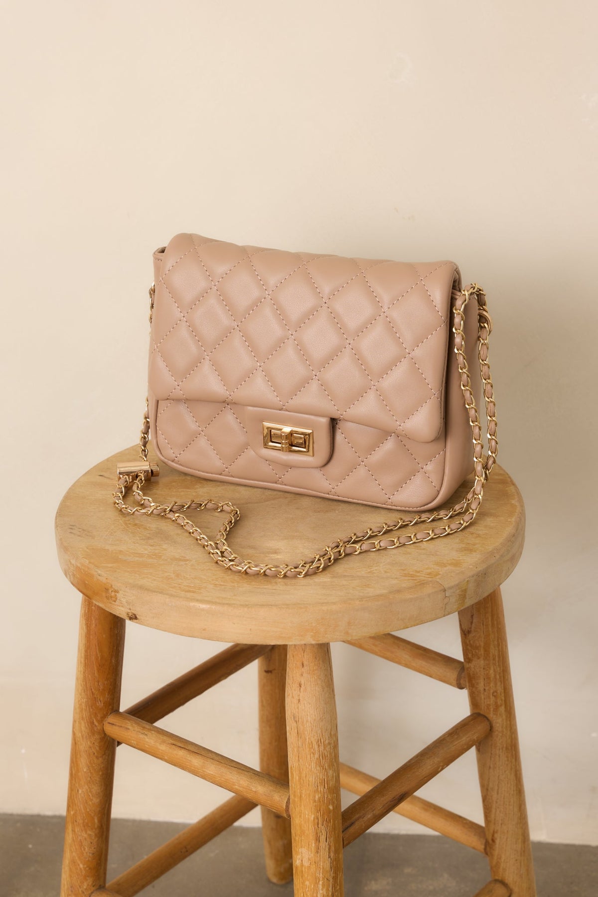 Bolso acolchado elegante color topo