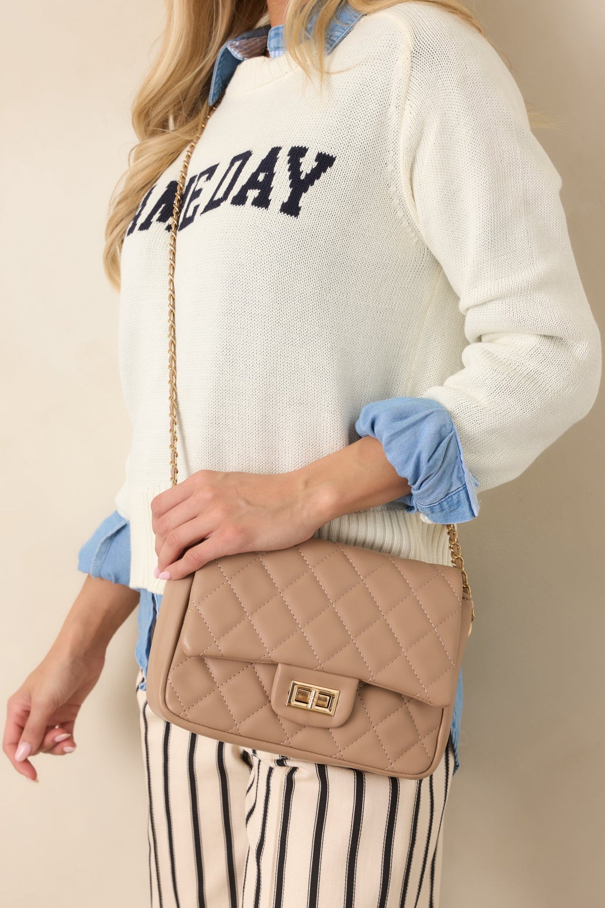 Bolso acolchado elegante color topo