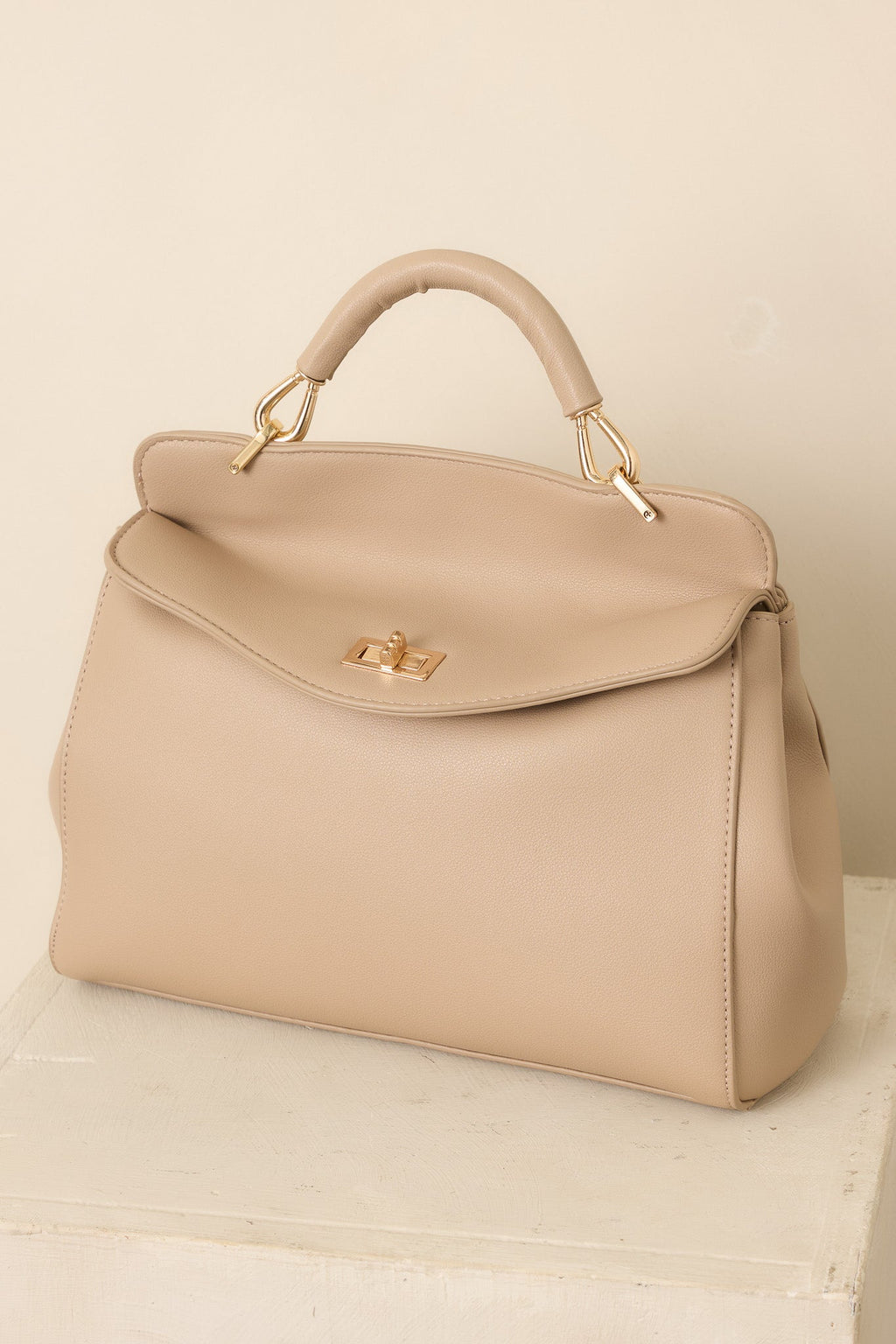 Bolso elegante de cuero con cierre giratorio