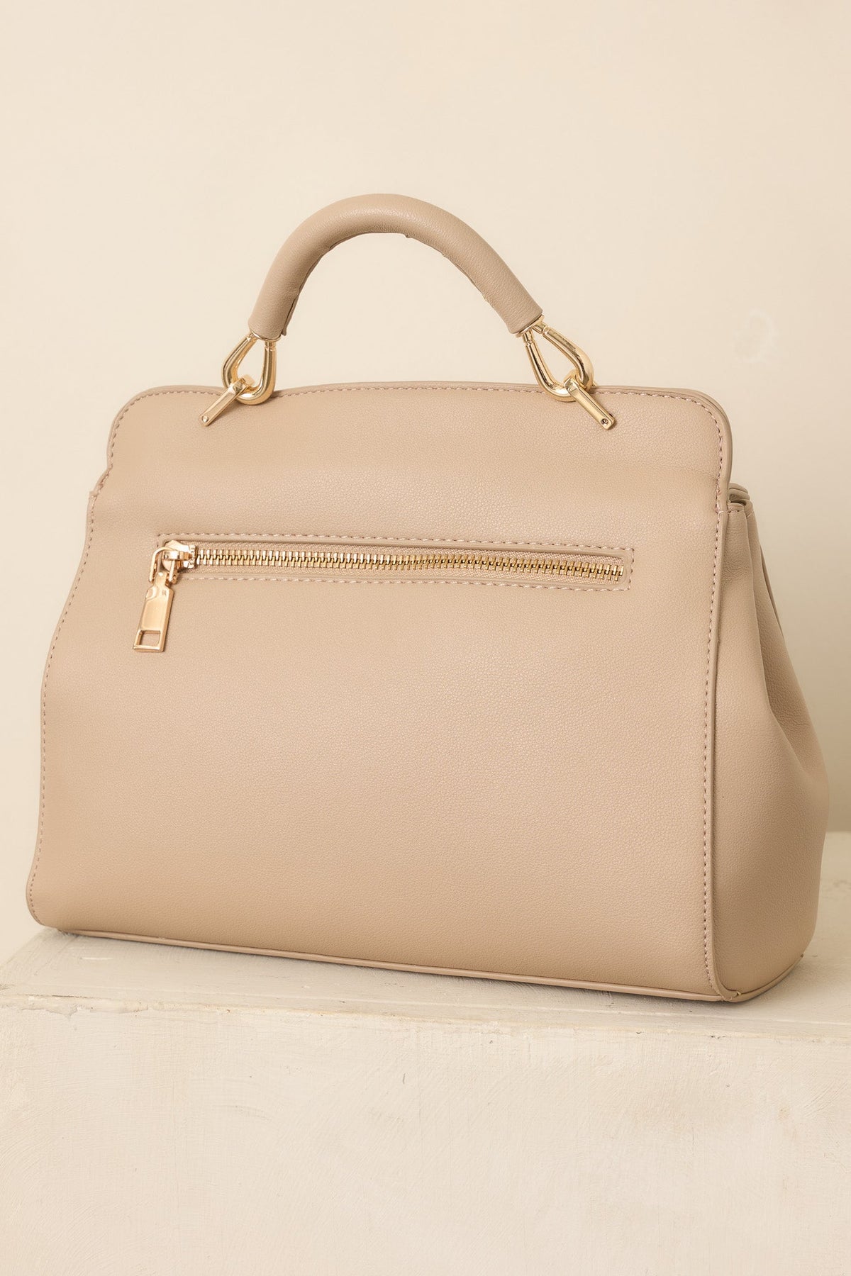 Bolso elegante de cuero con cierre giratorio