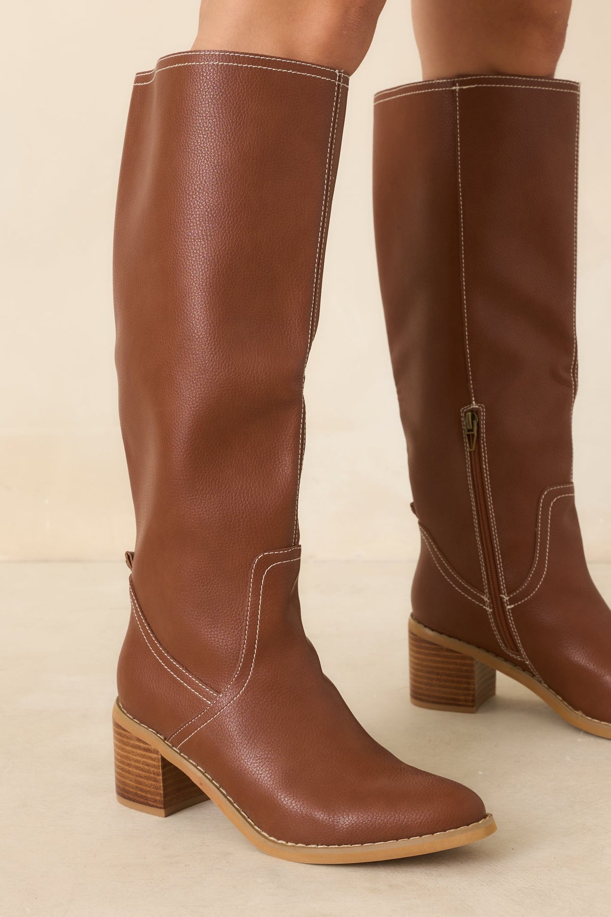 Botas For Good Reason hasta la rodilla de cuero sintético texturizado color coñac