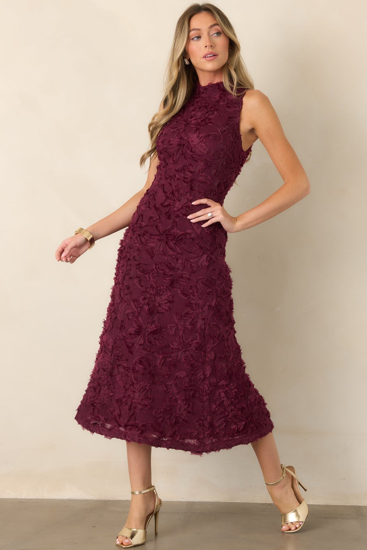 Vestido midi de punto color vino con estilo floral