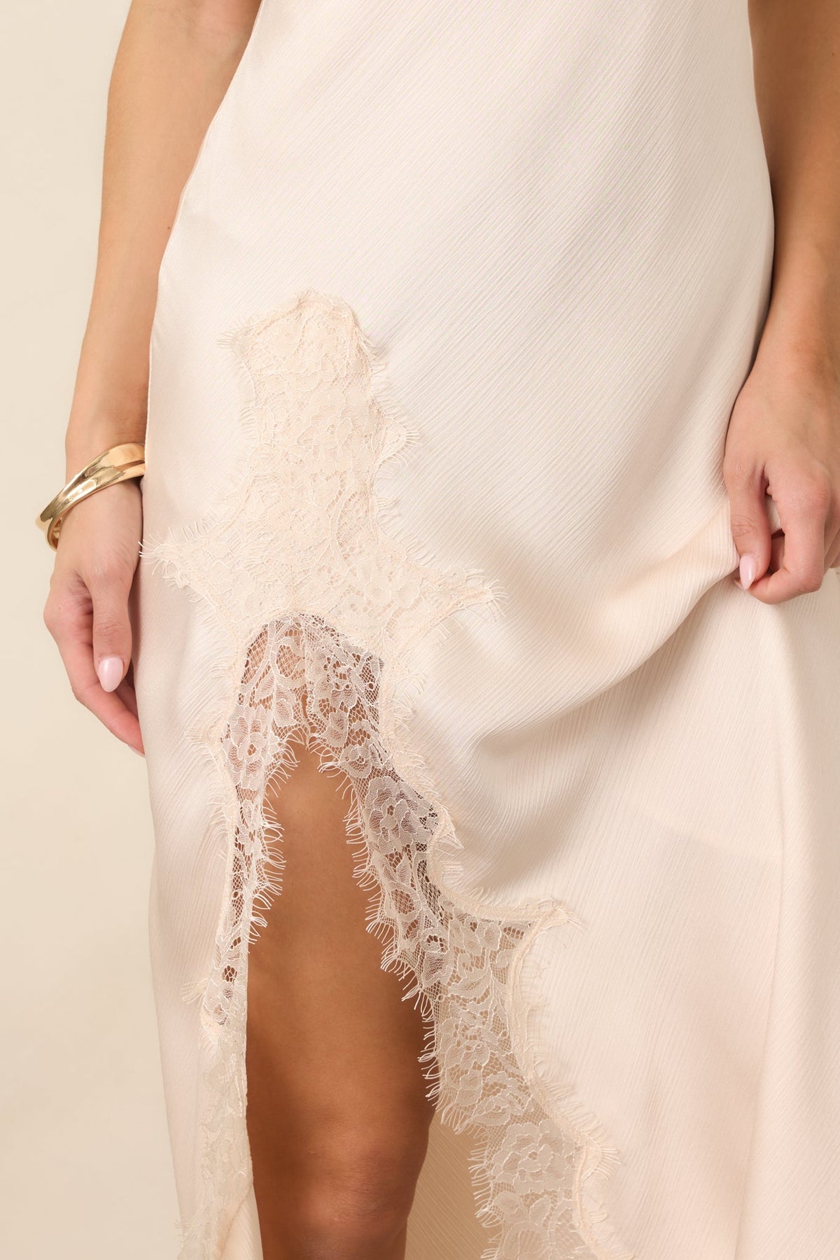 Vestido lencero de satén marfil