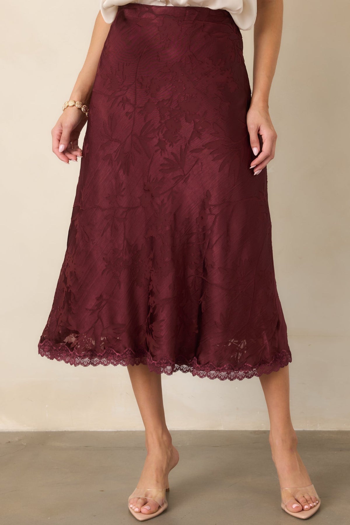 Falda midi elegante de satén color morera