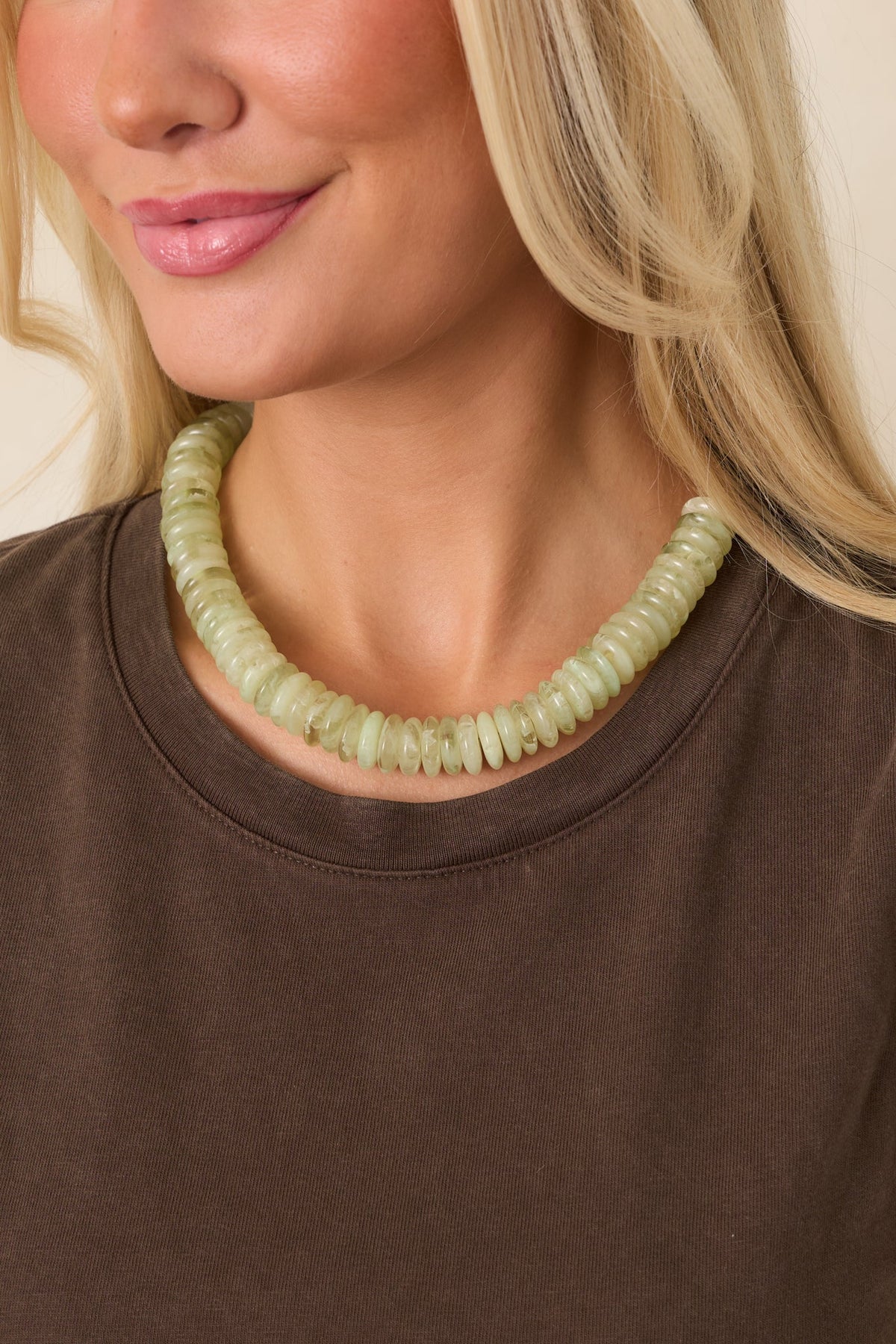 Collar de cuentas de disco de elemento natural en verde pálido