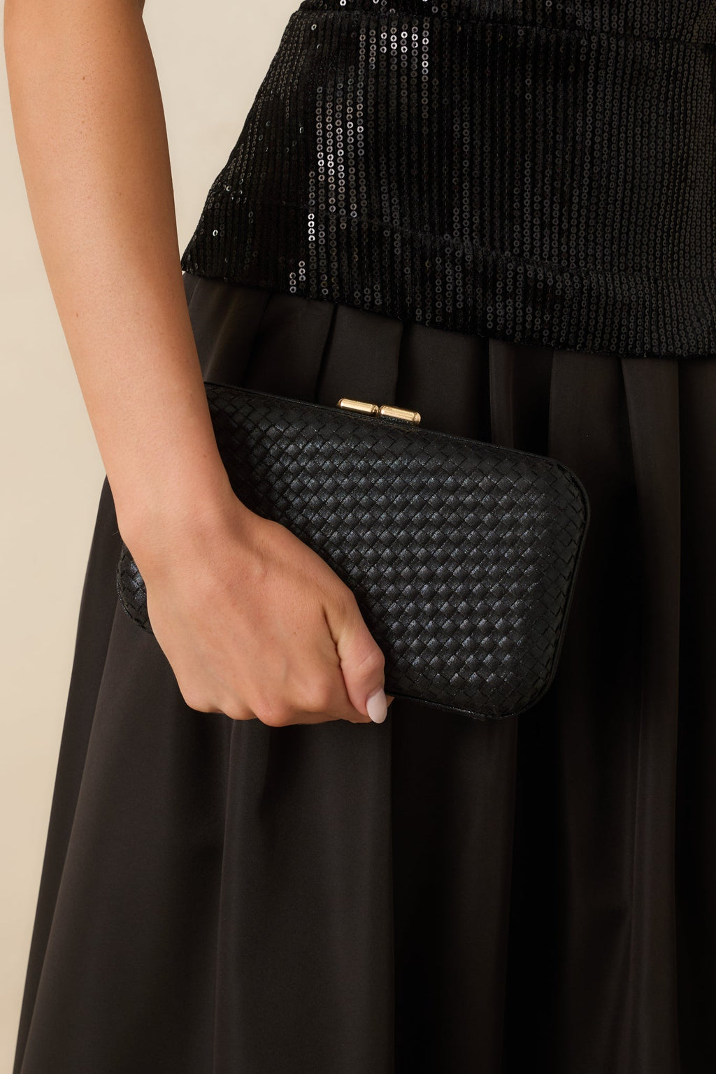 Bolso de mano negro elegante y tejido