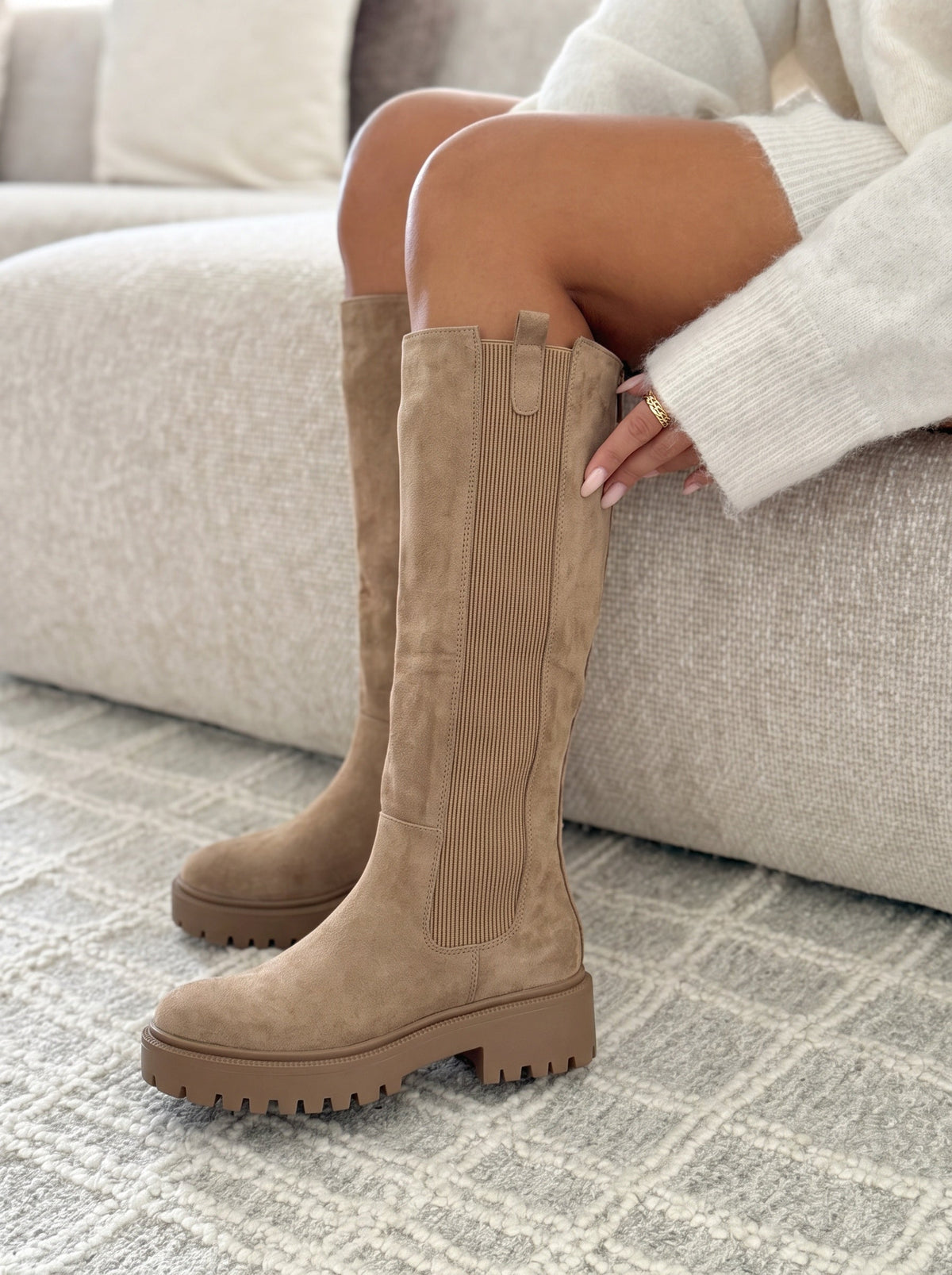 Botas altas cómodas con elástico color topo