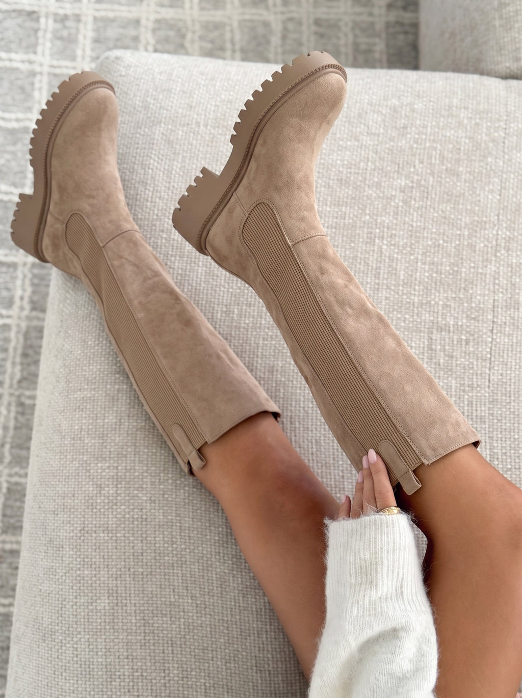 Botas altas cómodas con elástico color topo
