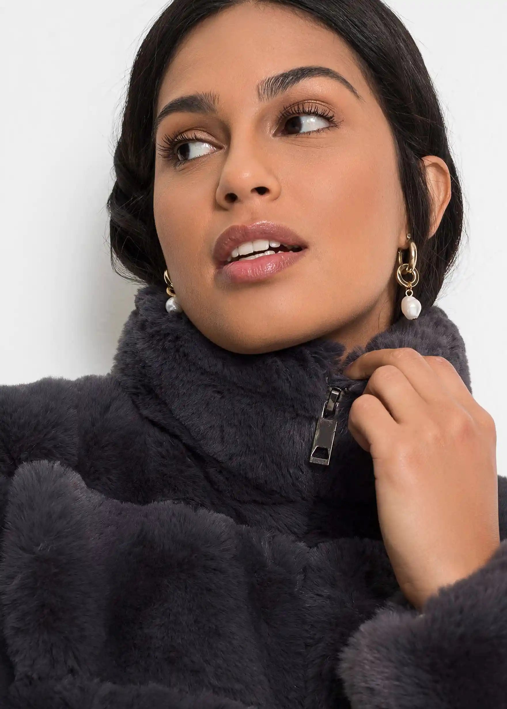 Chaqueta corta de pelo sintético antracita