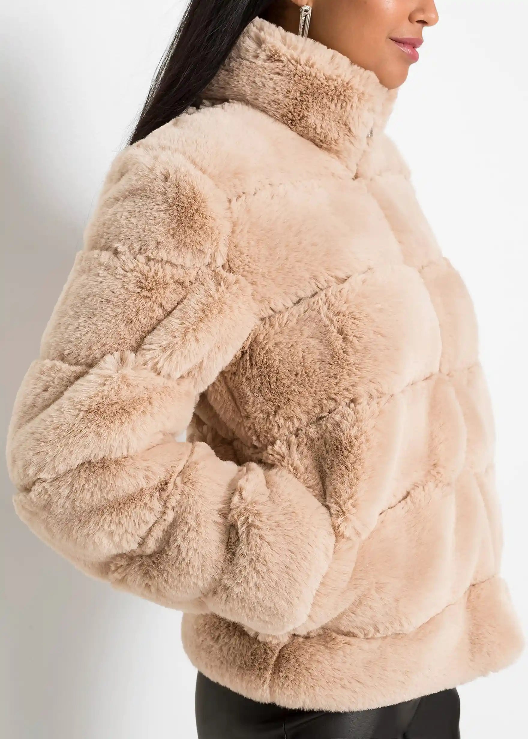 Chaqueta corta de pelo sintético beige rosa