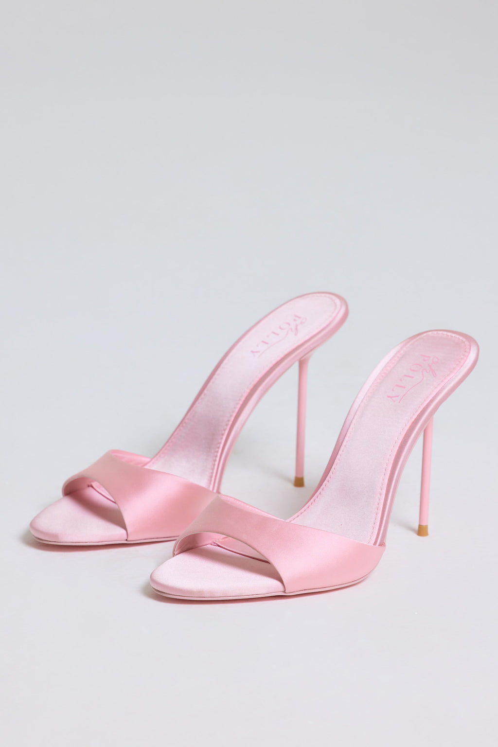 Sandalias mule de tacón en satén rosa suave