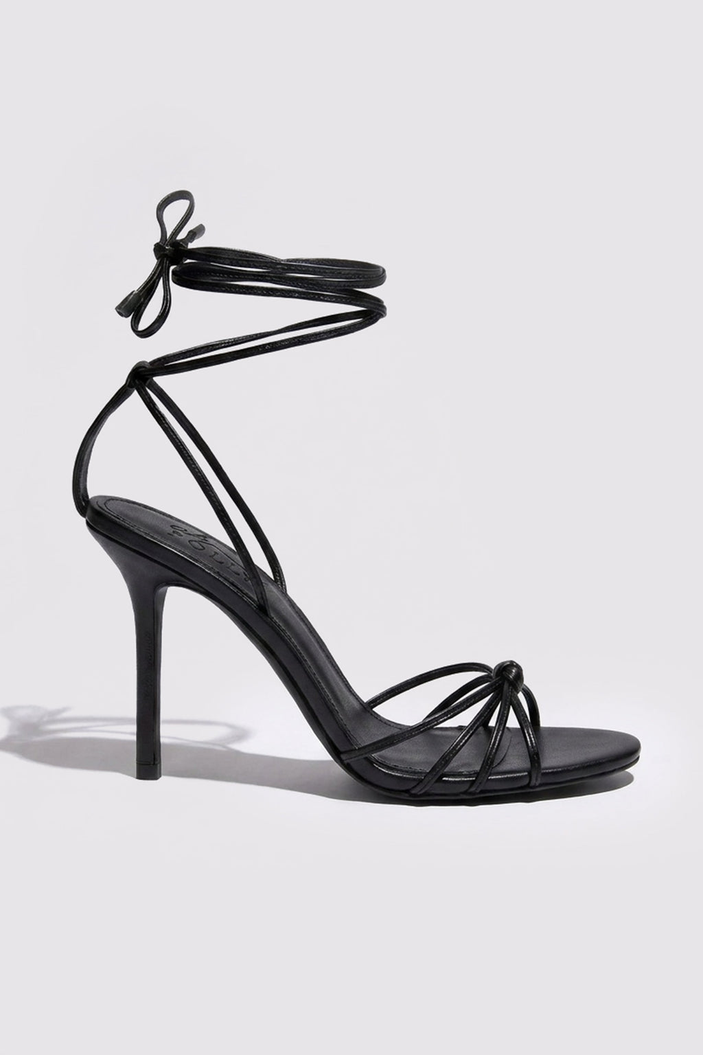 Sandalias negras de tacón con cordones
