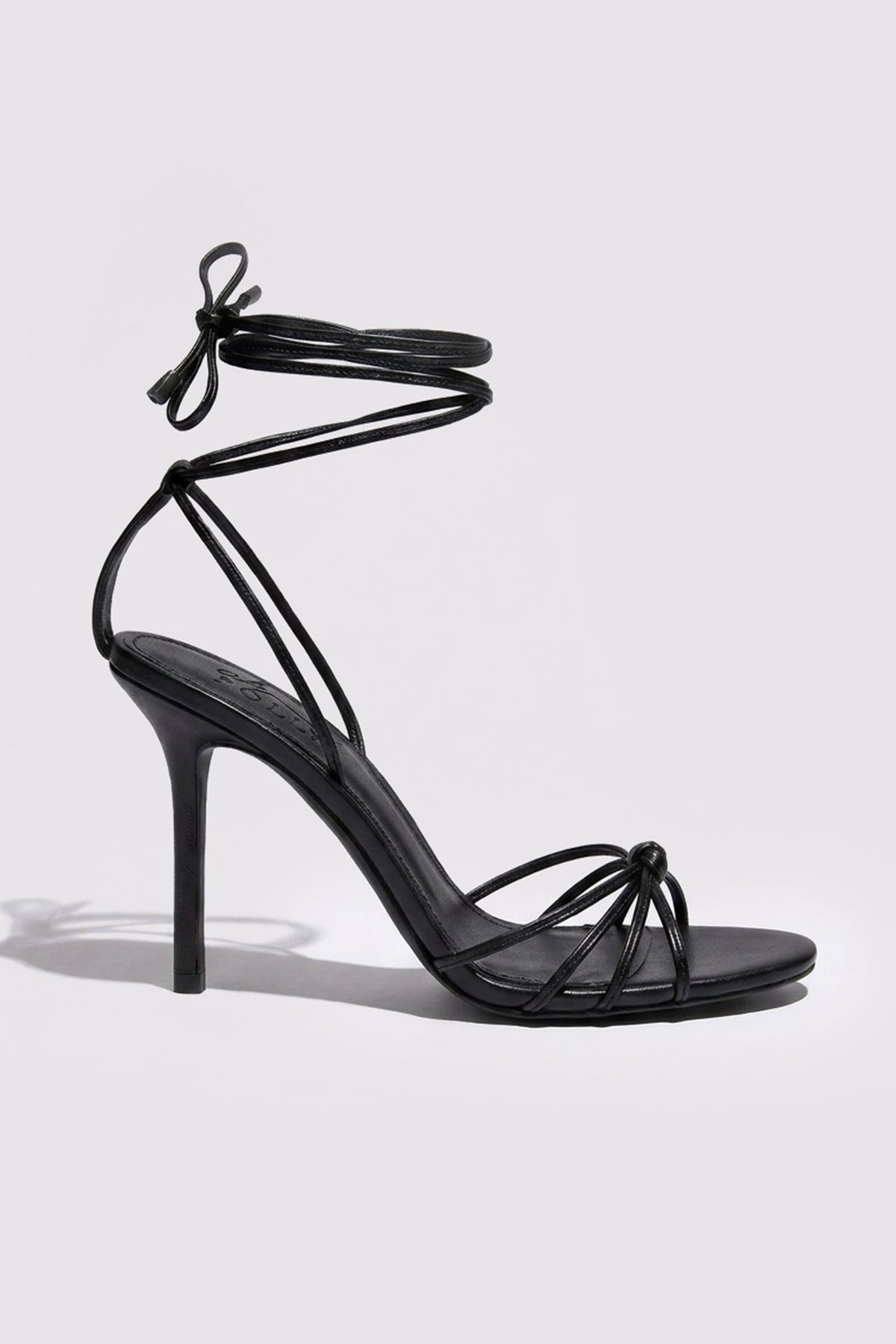Sandalias negras de tacón con cordones