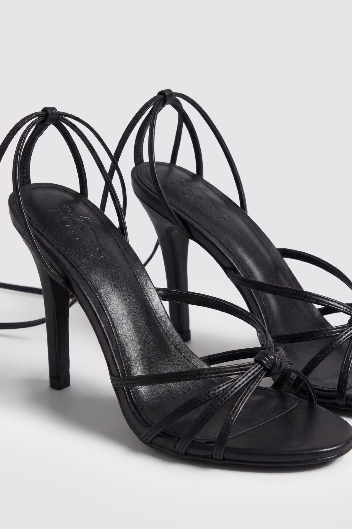 Sandalias negras de tacón con cordones
