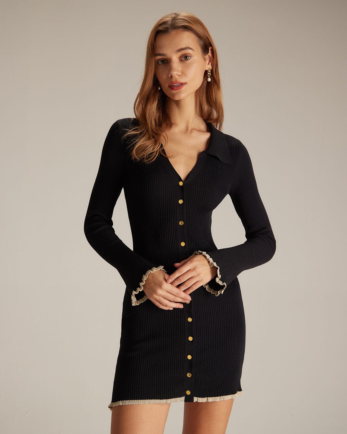 Vestido mini de punto negro con escote en V y ribete en contraste