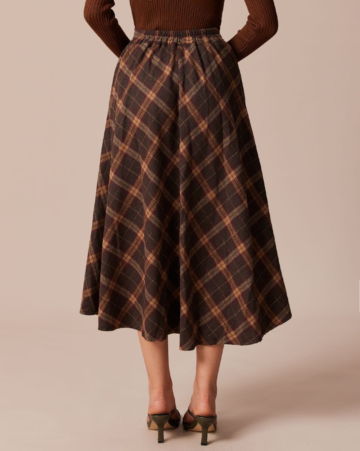 Falda midi de cuadros marrones, corte evasé y cintura elástica cómoda
