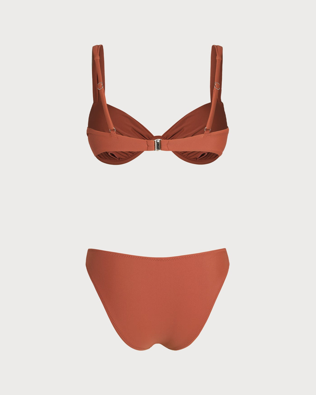 Conjunto de bikini liso color rojo ladrillo con aros, soporte favorecedor y estilo