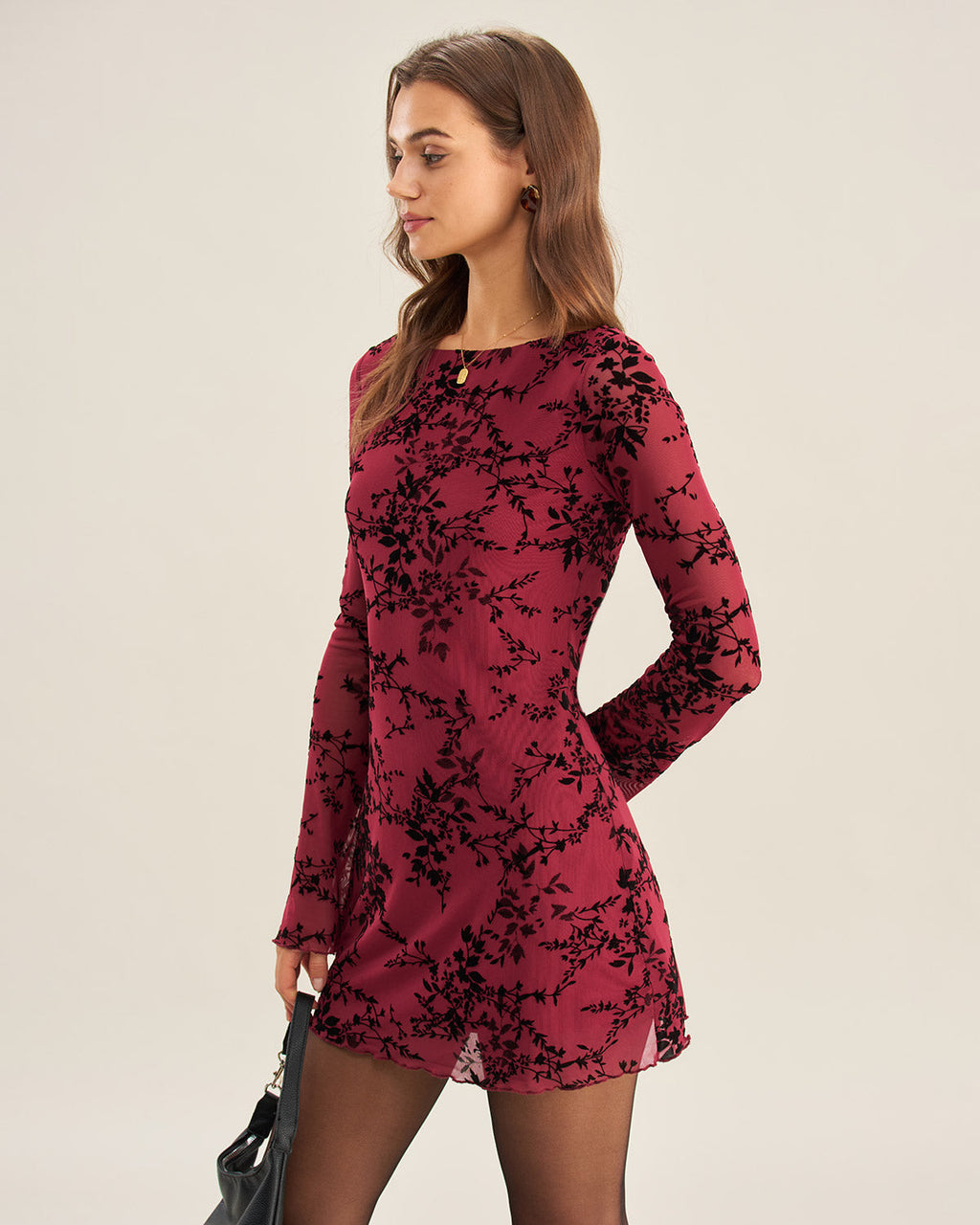 Elegante minivestido rojo de malla con estampado floral