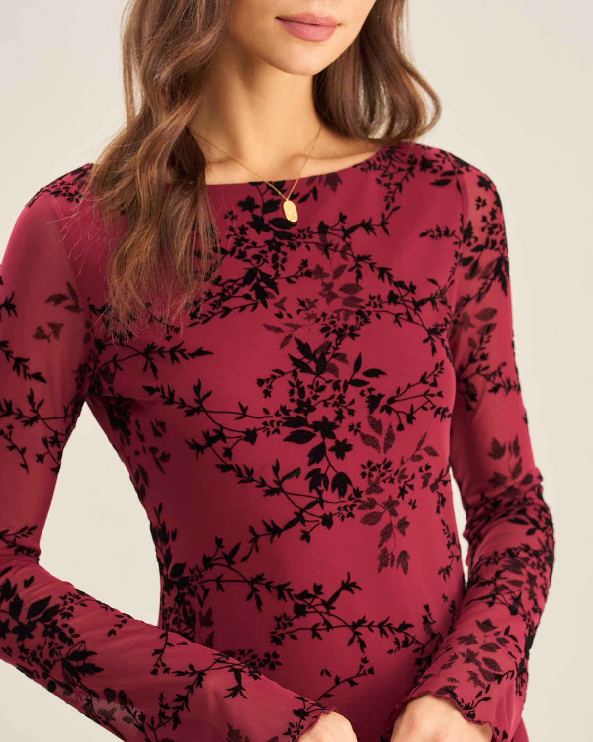 Elegante minivestido rojo de malla con estampado floral