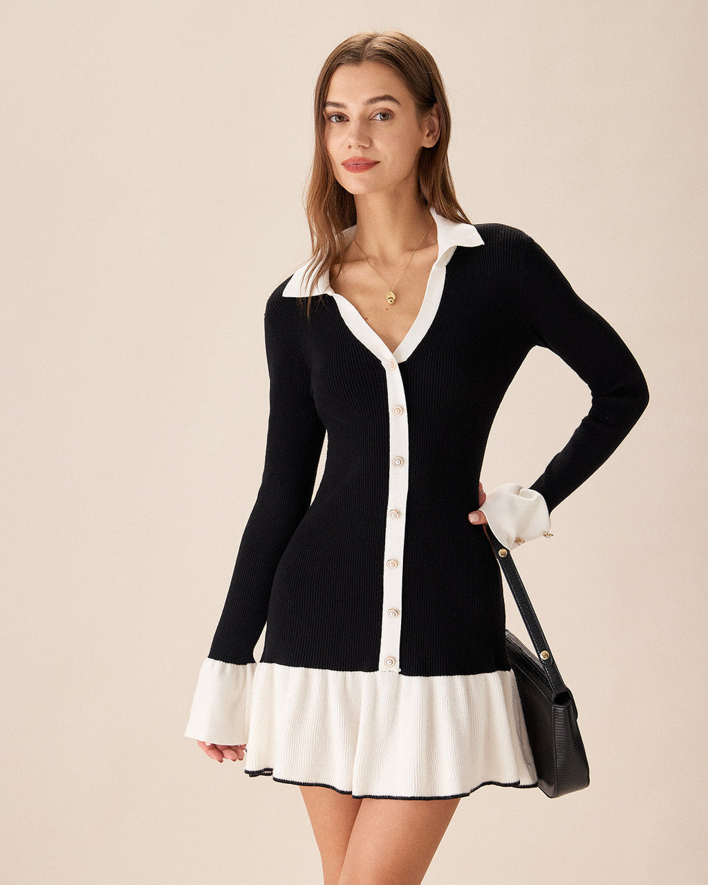 Vestido tipo suéter negro con mangas acampanadas en contraste
