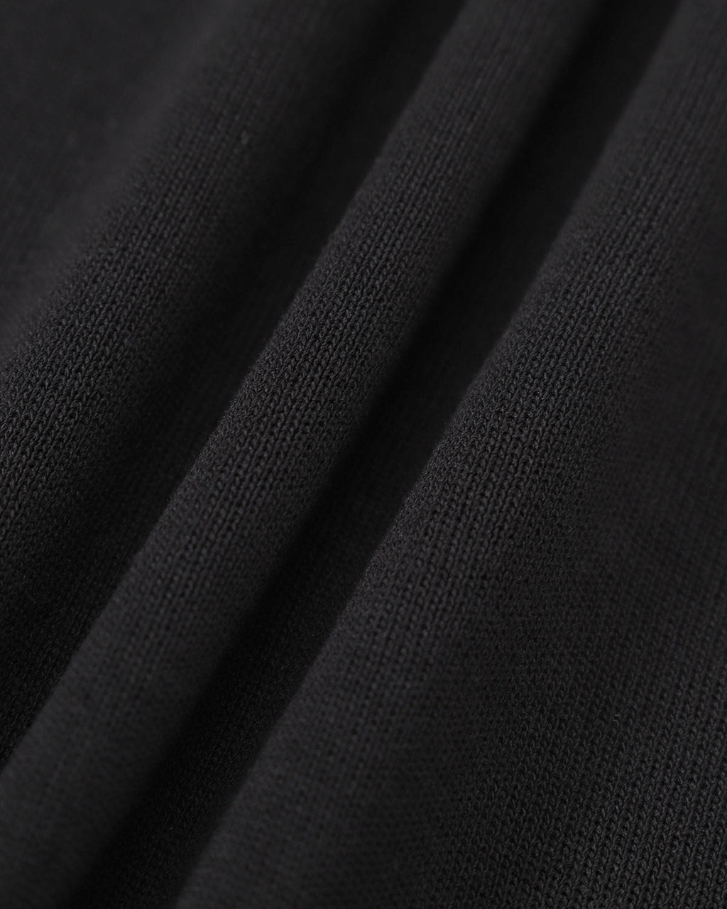 Vestido mini de suéter negro de manga larga en contraste