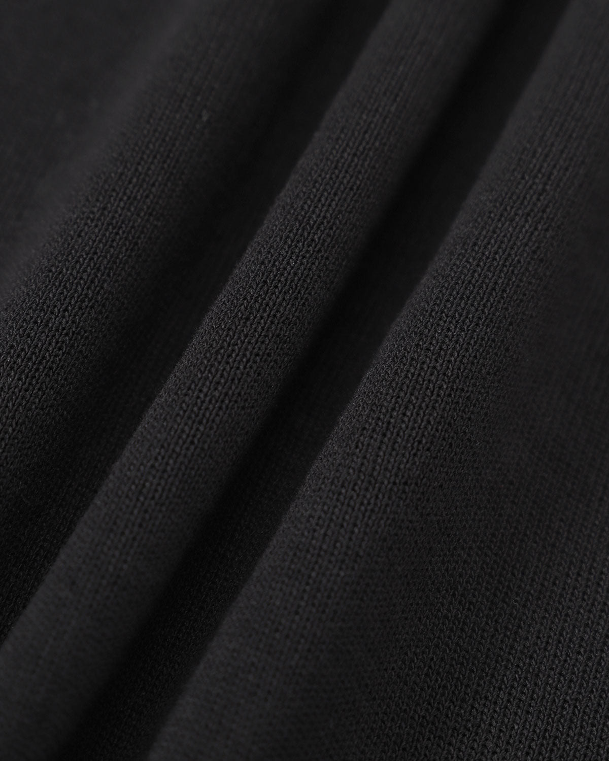 Vestido mini de suéter negro de manga larga en contraste