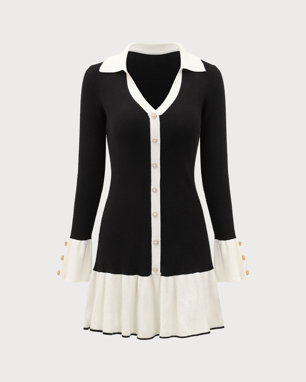 Vestido tipo suéter negro con mangas acampanadas en contraste
