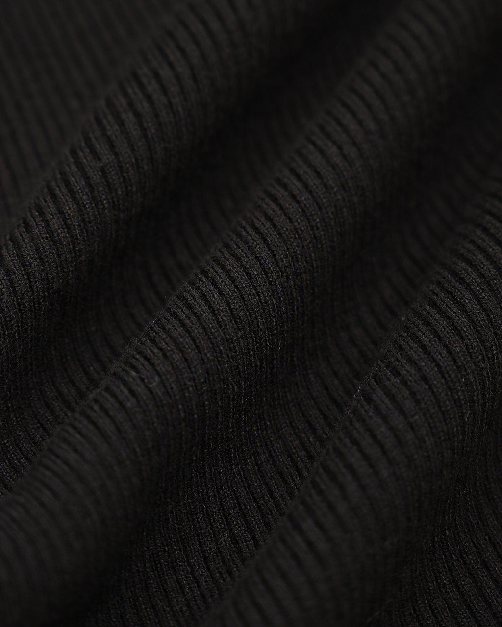 Vestido tipo suéter negro con mangas acampanadas en contraste