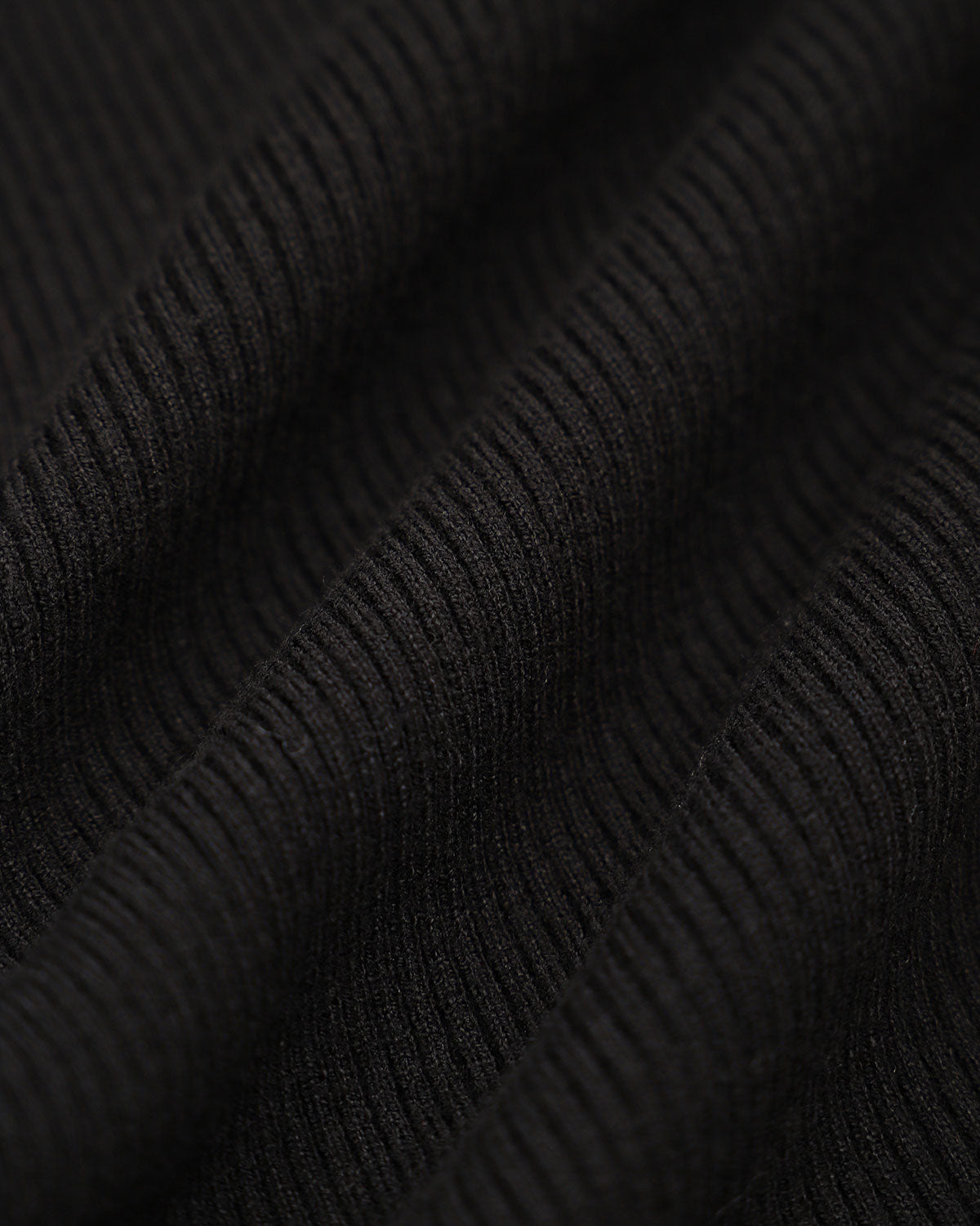 Vestido tipo suéter negro con mangas acampanadas en contraste