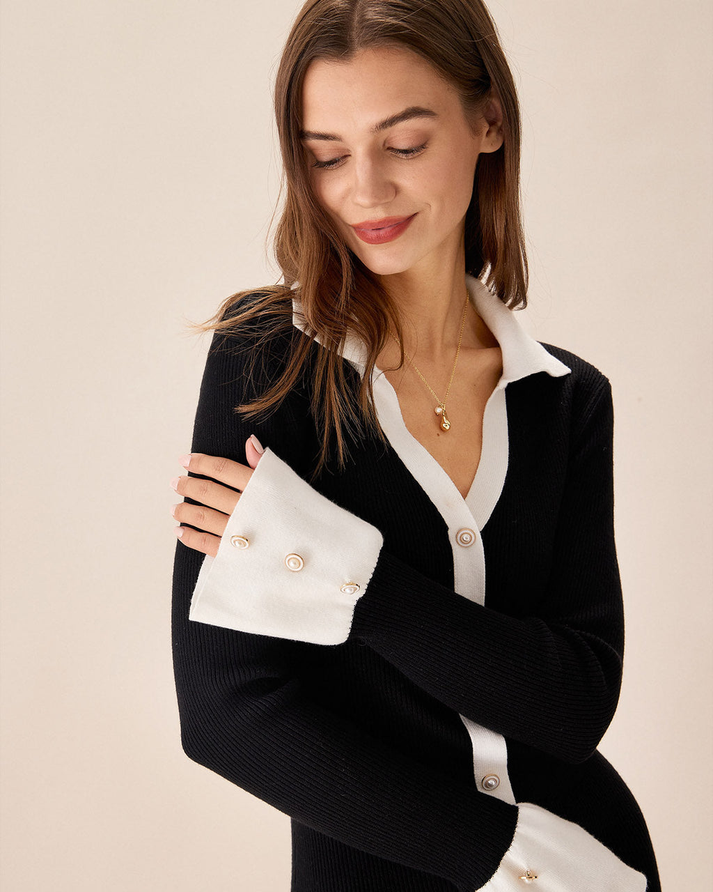 Vestido tipo suéter negro con mangas acampanadas en contraste
