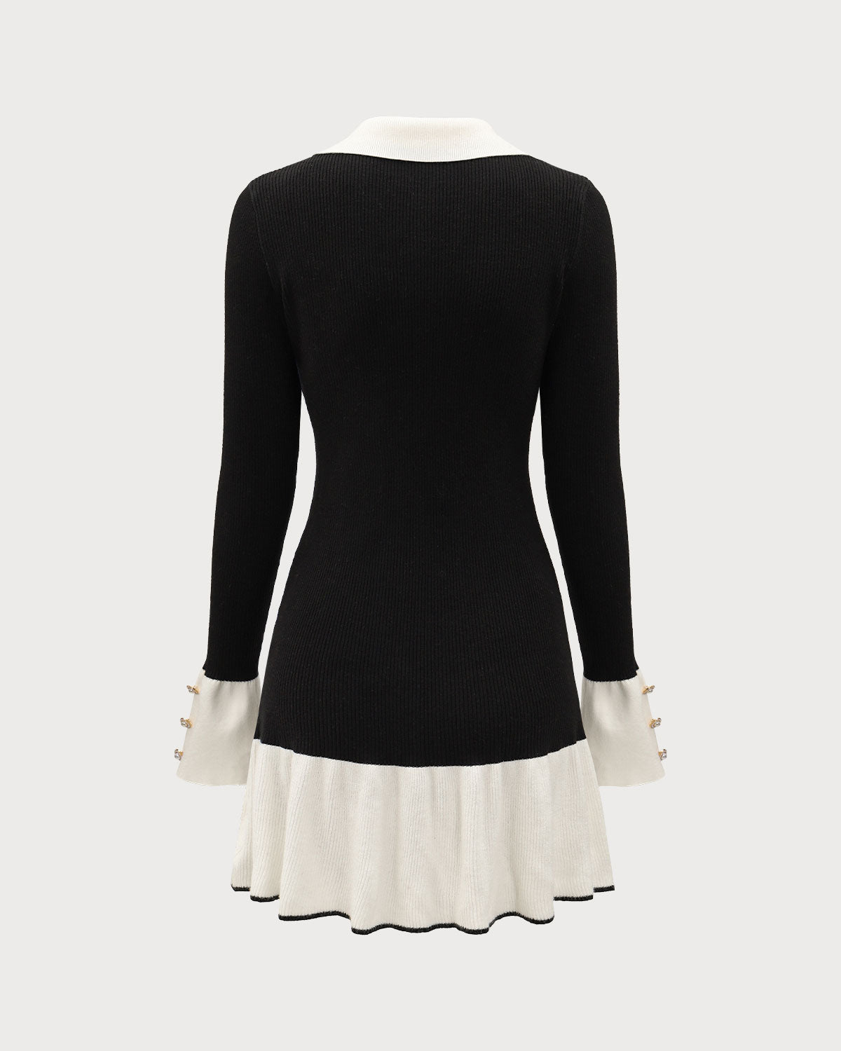 Vestido tipo suéter negro con mangas acampanadas en contraste