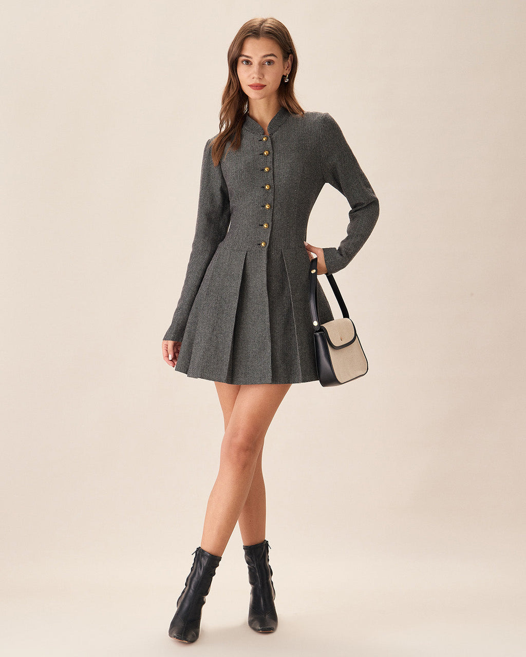 Vestido mini gris elegante, plisado y con botones delanteros