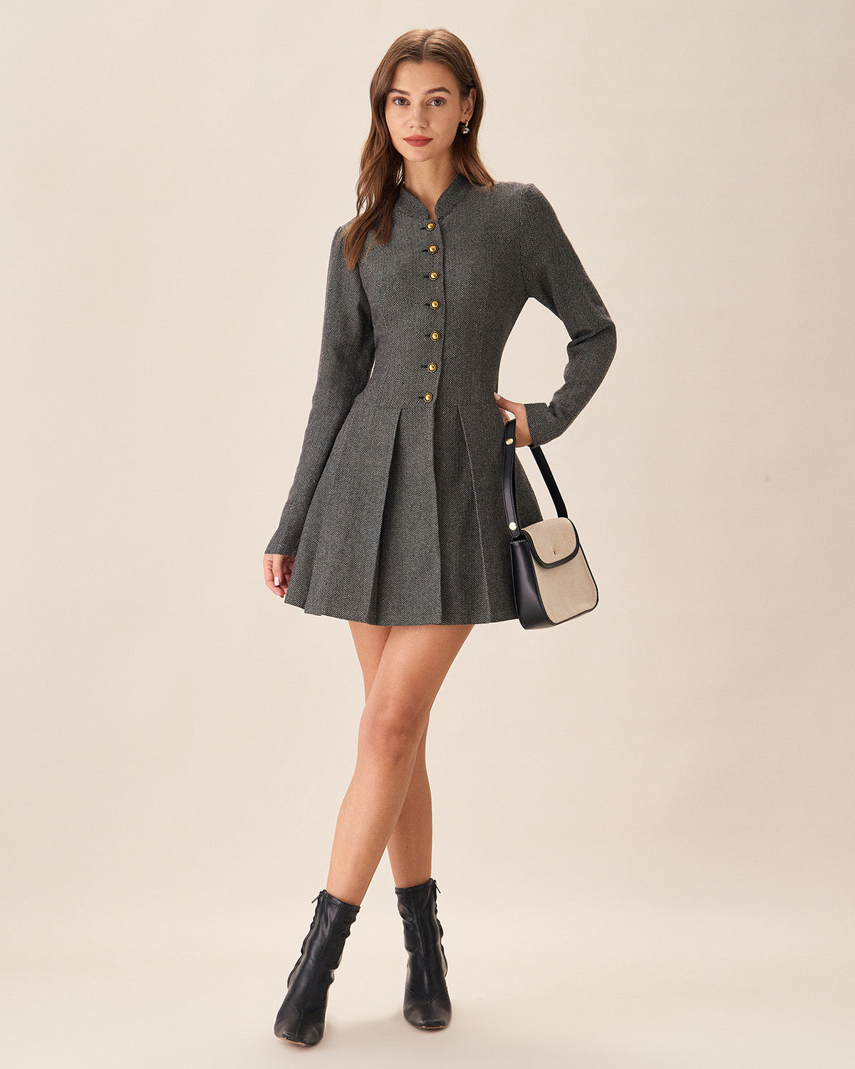 Vestido mini gris elegante, plisado y con botones delanteros