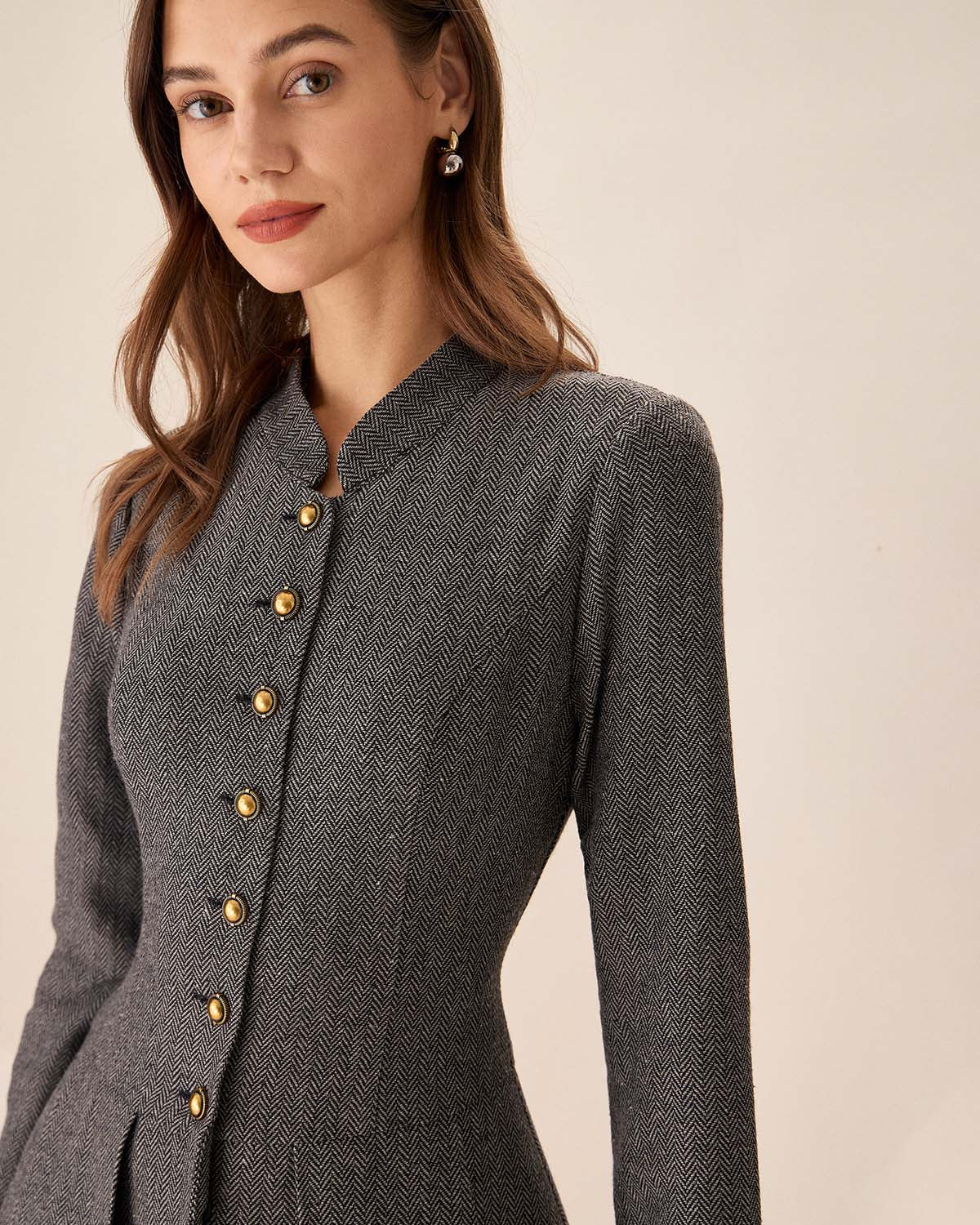 Vestido mini gris elegante, plisado y con botones delanteros