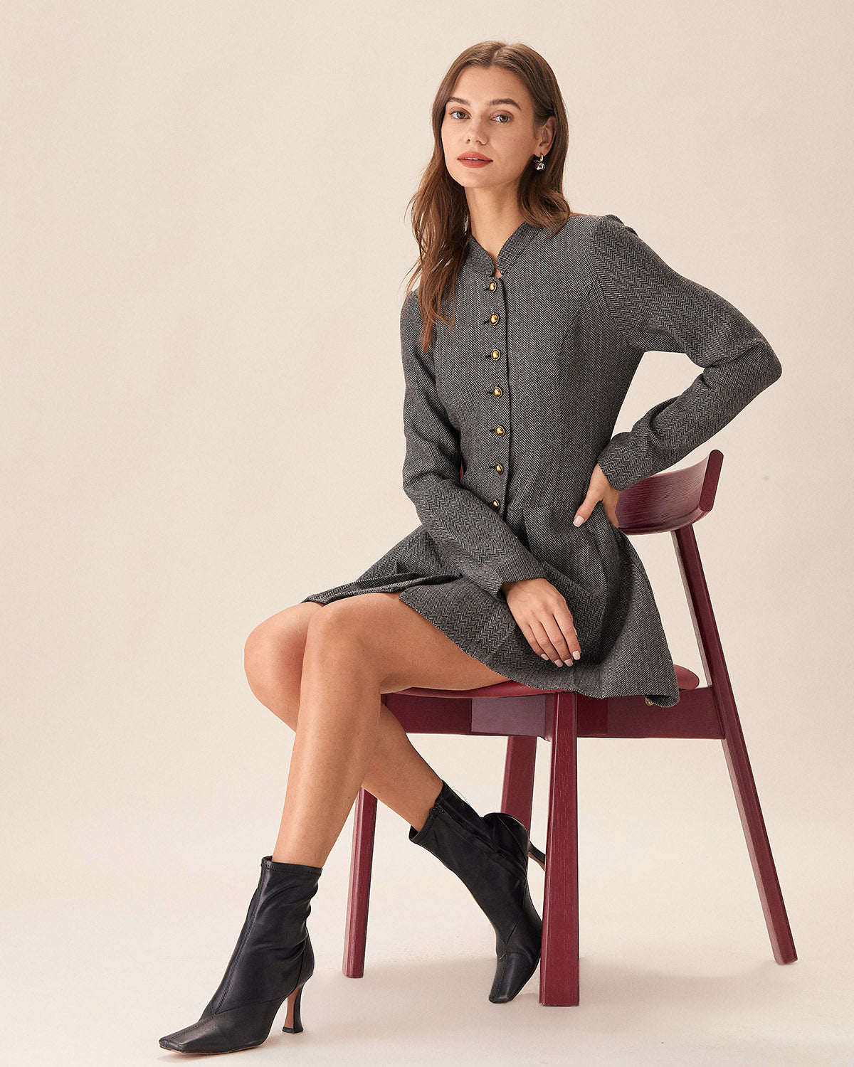 Vestido mini gris elegante, plisado y con botones delanteros